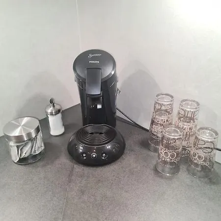 Kernsan. Souterrain-wohnung 60qm Mit Pool Blick 아파트 크레펠트