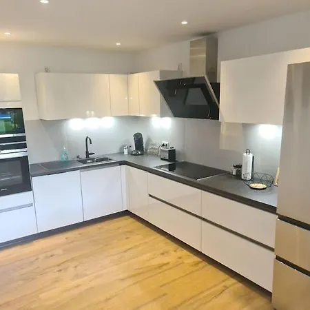 Kernsan. Souterrain-wohnung 60qm Mit Pool Blick *