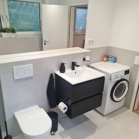 Kernsan. Souterrain-wohnung 60qm Mit Pool Blick * Krefeld