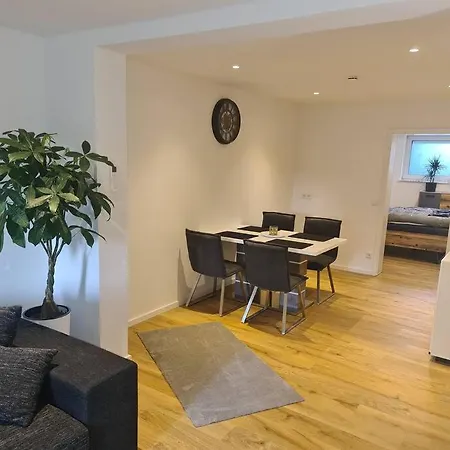 Kernsan. Souterrain-wohnung 60qm Mit Pool Blick 아파트 크레펠트